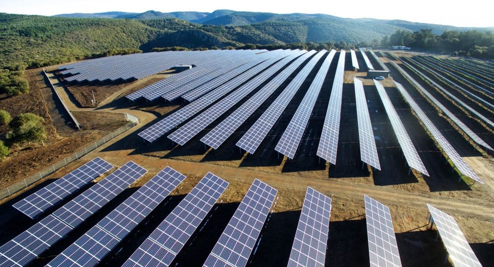 La première réalisation des lots : Structures métalliques et pose de panneaux photovoltaïques sur un projet de centrale au sol de plus de 10 MWc
